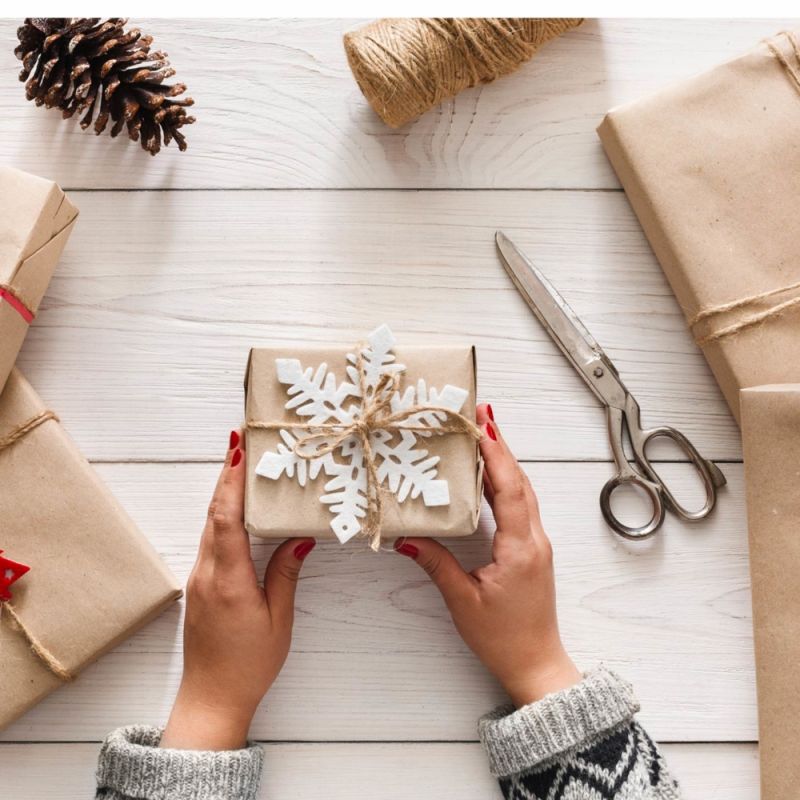 Как начать необычный бизнес на новогодних подарках: 15 идей без вложений