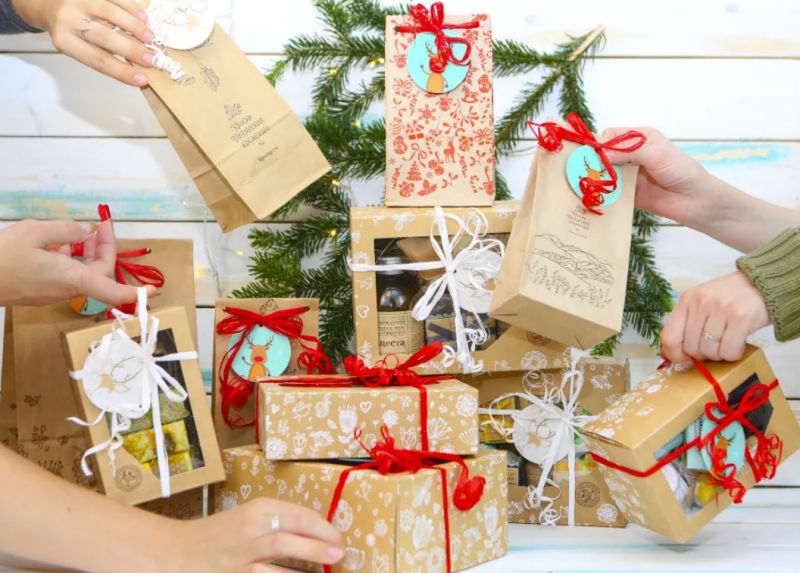 Как начать с нуля бизнес на сладких новогодних подарках и продать все к празднику
